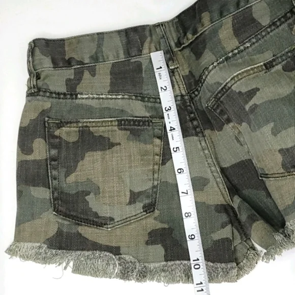 💰NWOT! WE THE FREE ▪︎ ARMY GREEN CAMOUFLAGE JEAN SHORTS ▪︎ SIZE 0 - Picture 11 of 12